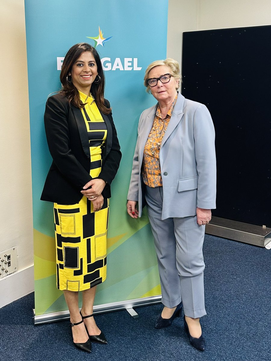 It was wonderful meeting @FitzgeraldFrncs at the Fine Gael Dublin North West AGM. Thank you for your valuable guidance 🙏

#finegael #communityfirst #commumityservice #womeninpolitics #Irishpolitics #finegaelwomen