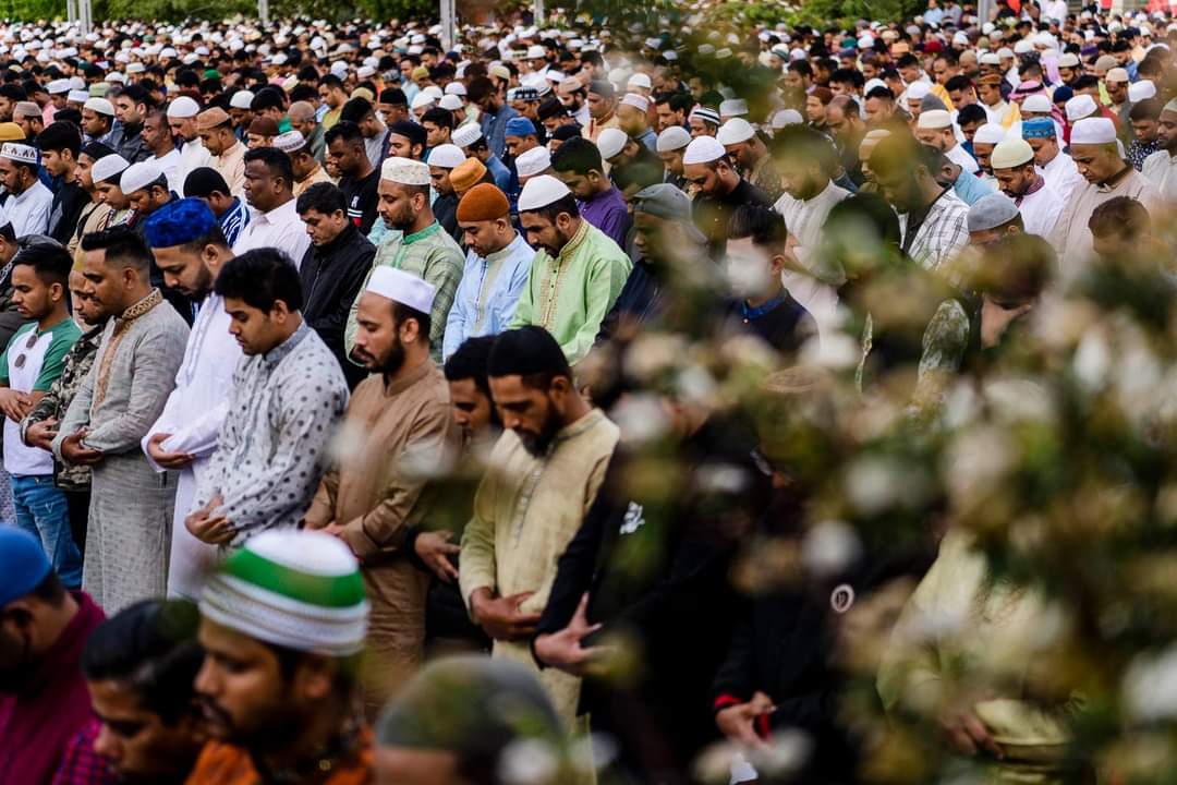 Photographyto8's tweet photo. Final del Ramadán (Eid al-Fitr) en la plaza de Martim Moniz de Lisboa.

#EidAlFitr2023 #Ramadan #EidUlFitrLisboa @CamaraLisboa https://t.co/AcWf5t1GQQ