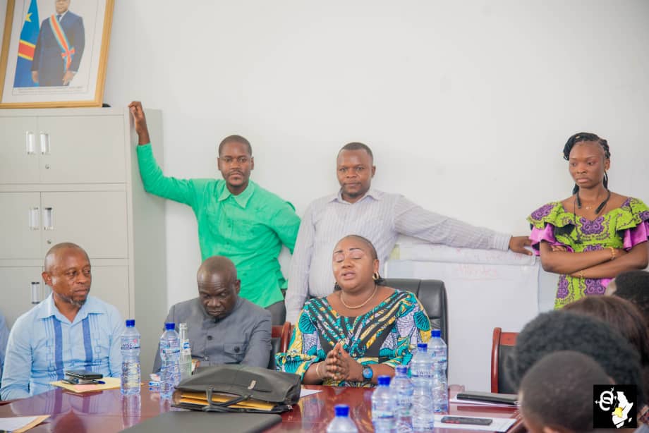 CtmpositiveRdc's tweet photo. Séance d'encadrement d Agents,
THÈME:Attentes de la hiérarchie,Apport de chacun et la Gestion Axée sur le Résultats           Par  1: @DANDUSAMUEL2 SAFI coordinatrice.                                                    2:Norbert LUMENJI 
3:LOLEMA Lem's
4:Mr Jean. MB0
5 :Mm BANZE https://t.co/Fyy0n8rQvF
