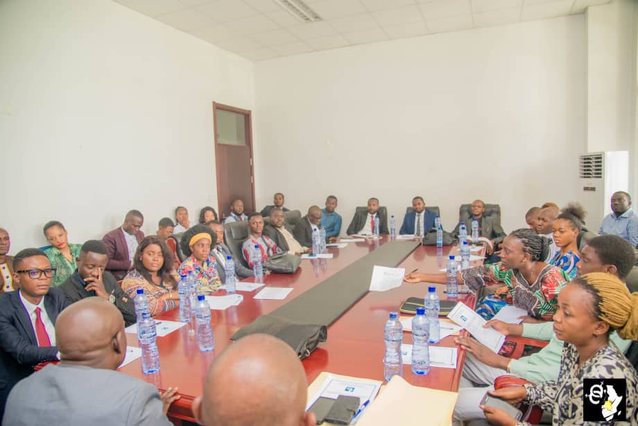 CtmpositiveRdc's tweet photo. Séance d'encadrement d Agents,
THÈME:Attentes de la hiérarchie,Apport de chacun et la Gestion Axée sur le Résultats           Par  1: @DANDUSAMUEL2 SAFI coordinatrice.                                                    2:Norbert LUMENJI 
3:LOLEMA Lem's
4:Mr Jean. MB0
5 :Mm BANZE https://t.co/Fyy0n8rQvF