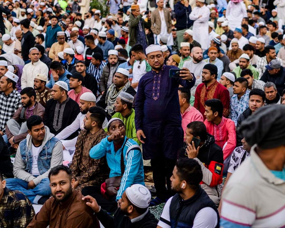 Photographyto8's tweet photo. Final del Ramadán (Eid al-Fitr) en la plaza de Martim Moniz de Lisboa.

#EidAlFitr2023 #Ramadan #EidUlFitrLisboa @CamaraLisboa https://t.co/AcWf5t1GQQ