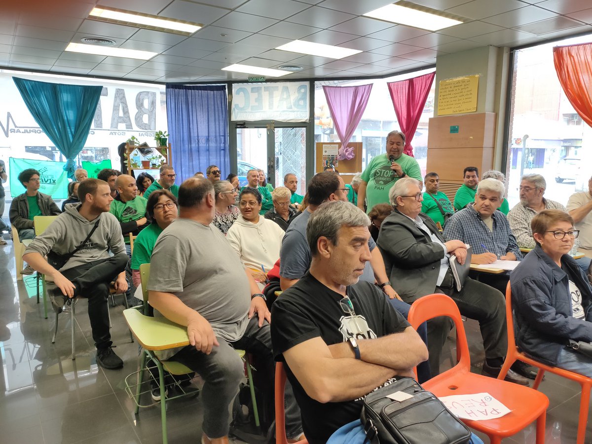 CampPah's tweet photo. Comenzamos nuestra asamblea de #PahsCat  Estrategias de consenso para enfrentarnos juntas a toda la mafia especuladora y a un gobierno sin voluntad política para proteger a las familias vulnerables 
Nosotras a tope ! 👊
#SiSePuede!💪
Nos acoge @PAHLleida gracias compah!!💚 https://t.co/7NAYVQYUPe