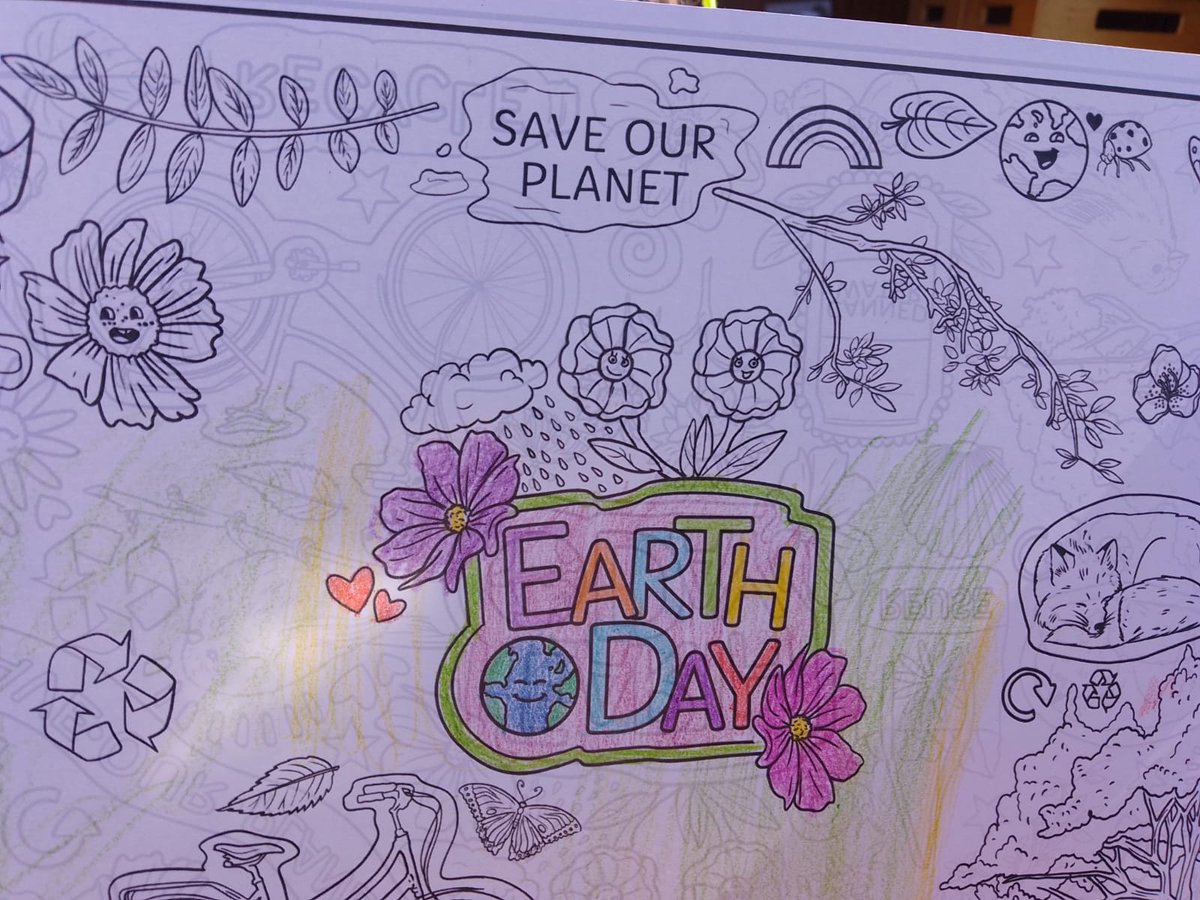 HnH_TheTrust's tweet photo. Our Springhall Kids Club were doing their bit for #MotherEarthDay - picking up some litter around The Cage and surrounding streets. And colouring in some wonderful pictures, while learning what we can all do to help save the planet ๐
Thank you for keeping #Springhall clean ๐ https://t.co/qCAsJsh9s4