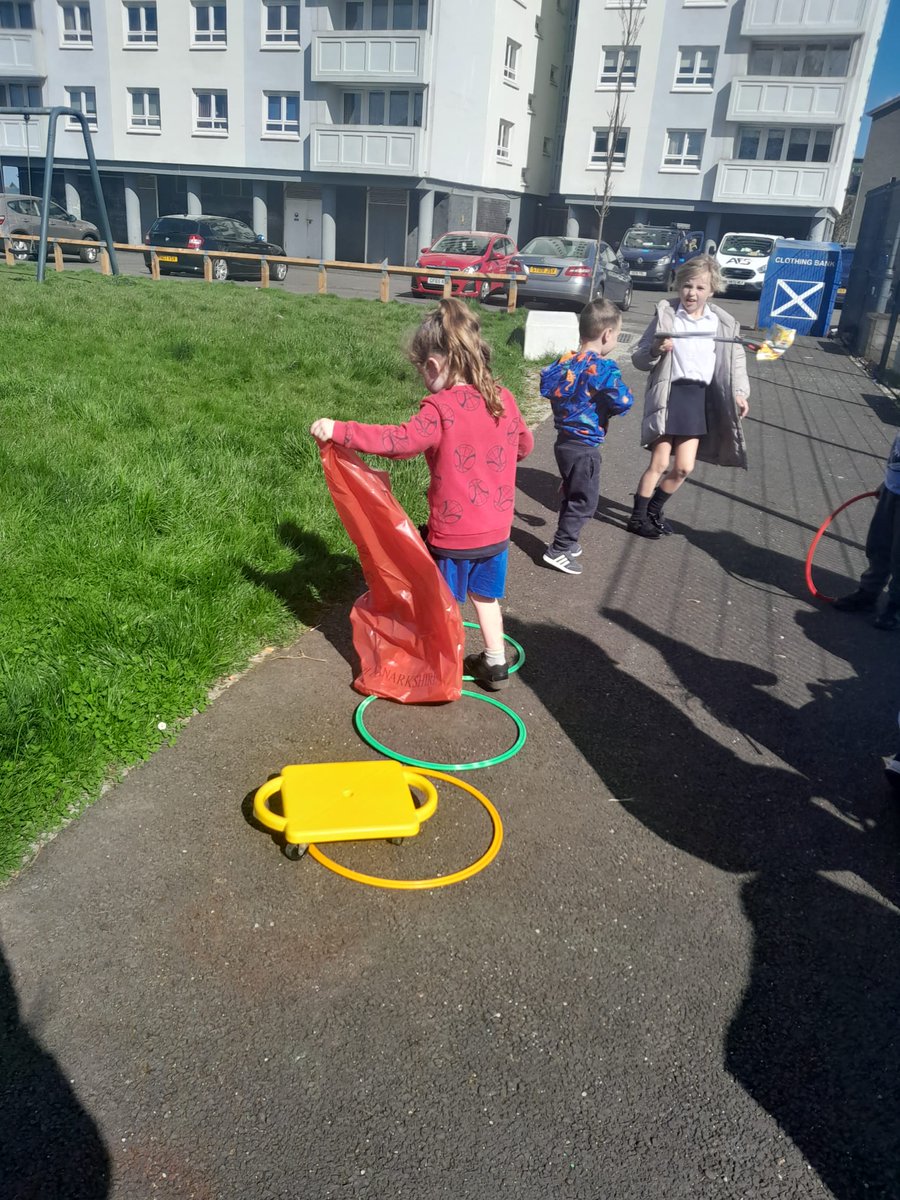 HnH_TheTrust's tweet photo. Our Springhall Kids Club were doing their bit for #MotherEarthDay - picking up some litter around The Cage and surrounding streets. And colouring in some wonderful pictures, while learning what we can all do to help save the planet ๐
Thank you for keeping #Springhall clean ๐ https://t.co/qCAsJsh9s4
