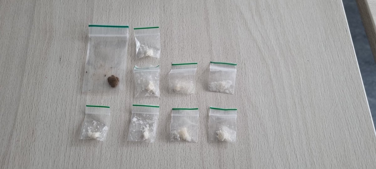 Wij zagen afgelopen tijd een toename van overlastgevers op het #Vrieseplein #Dordrecht vanwege de aanwezigheid van een vermoedelijke dealer. Na een waargenomen deal door #Cameratoezicht doorgepakt en verdachte aangehouden.  Onderzoek volgt.^ht/bk.