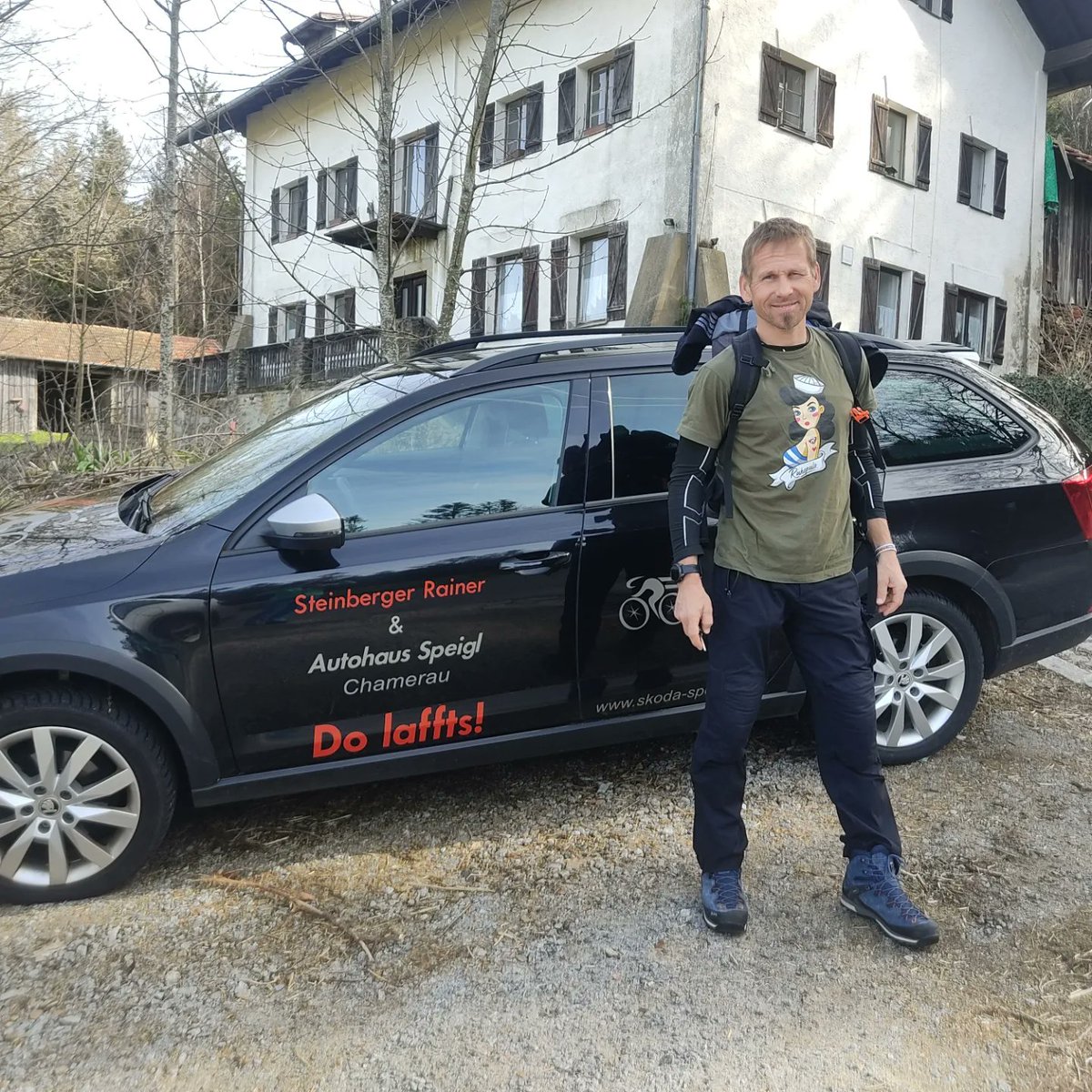 Sportrelax1's tweet photo. ½ Regenerationstag, Mentale Stärkung 😊
@mental.austria 💪
Nach der langen Radfahrt 🚴‍♂️ gestern,
ist heute eine kurze #wandertour, im #bayerischerwald , mit @wrightsock.de 🥾 , auf dem Plan🏞️
Mit  @autohaus_speigl 👍  unterwegs i
Frühstück am Kaitersberg mit @wurstbaron_official https://t.co/flfK3aPcjC