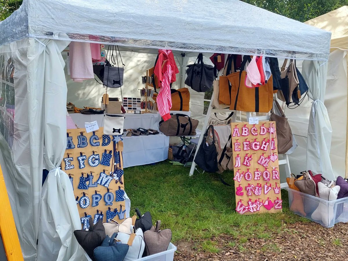 TiLuLy1's tweet photo. ...bei strahlendem ☀️ kann es losgehen 🥰🧵🪡. Toller Markt, nette Nachbarn und jede Menge einzigartige und kreative Händler.  Neben mir ein Pizzastand, der auch 🍷 anbietet. So lässt es sich aushalten 🤗🤣🤣 https://t.co/Y7I1w6dbPk https://t.co/7U76lVbHPS https://t.co/DtV5TLnKNN https://t.co/XhfMYZ9F1e