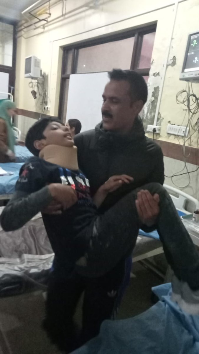 lolu_fayaz's tweet photo. The Brave Soldier of Indian Army leading on front in rescue operation after Yesterday's accident at Aru Pahalgam Anantnag. Let Social and Civic Sense prevail. Salute to this brave jawan of Indian Army.
@NDIANarmy123 @NorthernComd_IA @ChinarcorpsIA 
@adgpi @PMOIndia https://t.co/VhYePWpgFh