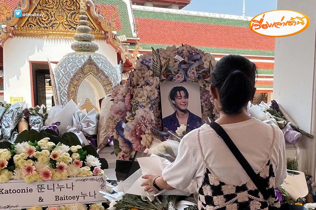 MorningNewsTV3's tweet photo. อะโรฮ่าไทย ร่วมเดินทางมาร่วมไว้อาลัยและมาส่งรอยยิ้มไปสู่ดวงดาว กับการจากไปของ “มุนบิน” หนึ่งในสมาชิกวง ASTRO ที่วัดสระเกศราชวรมหาวิหาร (ภูเขาทอง) ซึ่งเป็นวัดแรกที่ ASTRO มาตอนมาแสดงโชว์เคสที่ไทย

#เรื่องเล่าเช้านี้ #ข่าวช่อง3
#ข่าวบันเทิง #มุนบิน #Moonbin https://t.co/wDjJkDrT0n