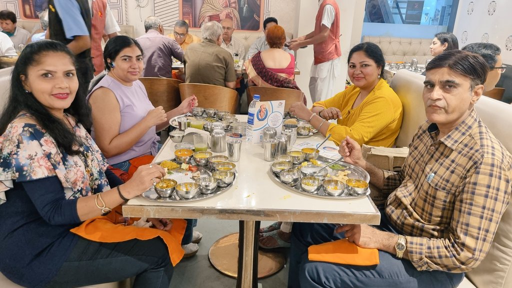 Amolik10's tweet photo. Nothing like a delicious, yummy😋😋 Rajasthani Thali at #Manbhavan restaurant👌🏻👌🏻...(totally filling🤣).....& the Delightful company of our Committee members of our Medical Association 👍🏻
#Foodies
#Rajasthan #Thali https://t.co/p5SwbColCh