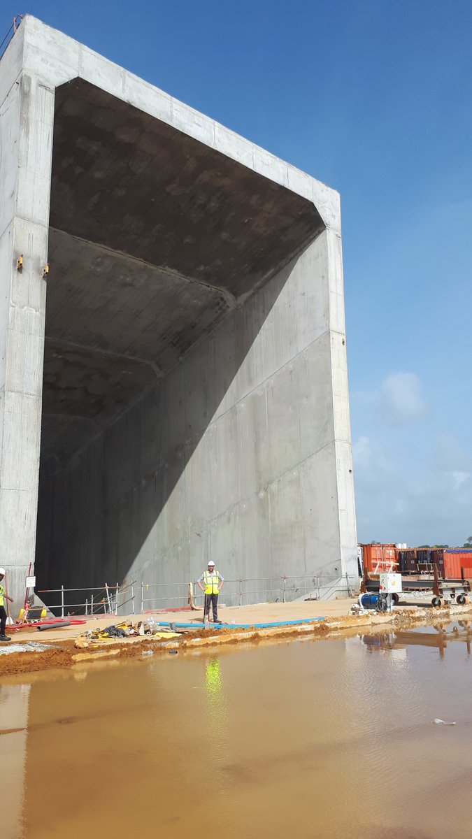 AstroPolo_Space's tweet image. Parce qu’on a jamais autant parlé des équipements d’une zone de lancement, jetons à œil aux carneaux, au déflecteur et aux déluges d’Ariane 6. Rapide🧵[1/6]

Photo : 👋pour échelle en 2019.