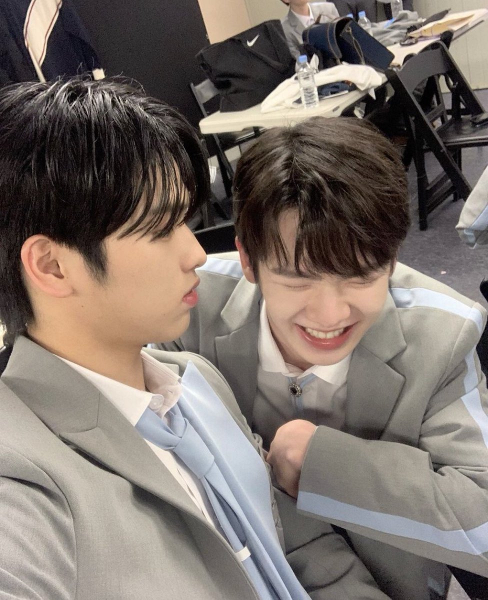 BPlanetfess's tweet photo. boys! seunghwan sama daeul recreate scene iconic mereka berdua yang sempet rame 😭😭 

 https://t.co/Kw1jrWkyJT