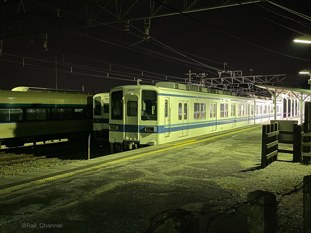 Rail_Channel's tweet photo. 深夜の葛生。終電は客1人
#8000系 #8561F #8572F #500系 #508F #リバティ #佐野線 https://t.co/9Io9HKogQx