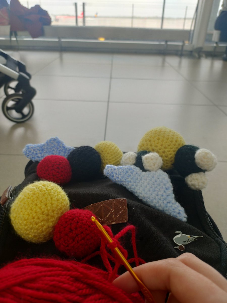 Doing some @EuroGeosciences conference prep as I wait for my plane to Vienna: adding some more molecules to my poster display 🧶 @RealTimeChem #phdchat