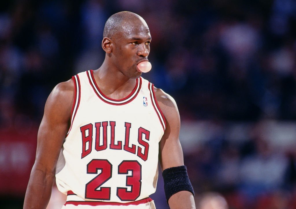MJordan_World's tweet photo. Dans l'Histoire de la NBA, c'est arrivé à 4 reprises qu'un joueur soit MVP, FMVP, Scoring Champ et First Defensive Team lors d'une même saison :

- Michael Jordan 1991
- Michael Jordan 1992
- Michael Jordan 1996
- Michael Jordan 1998

Dictature 🐐 https://t.co/WnRbHsU60h