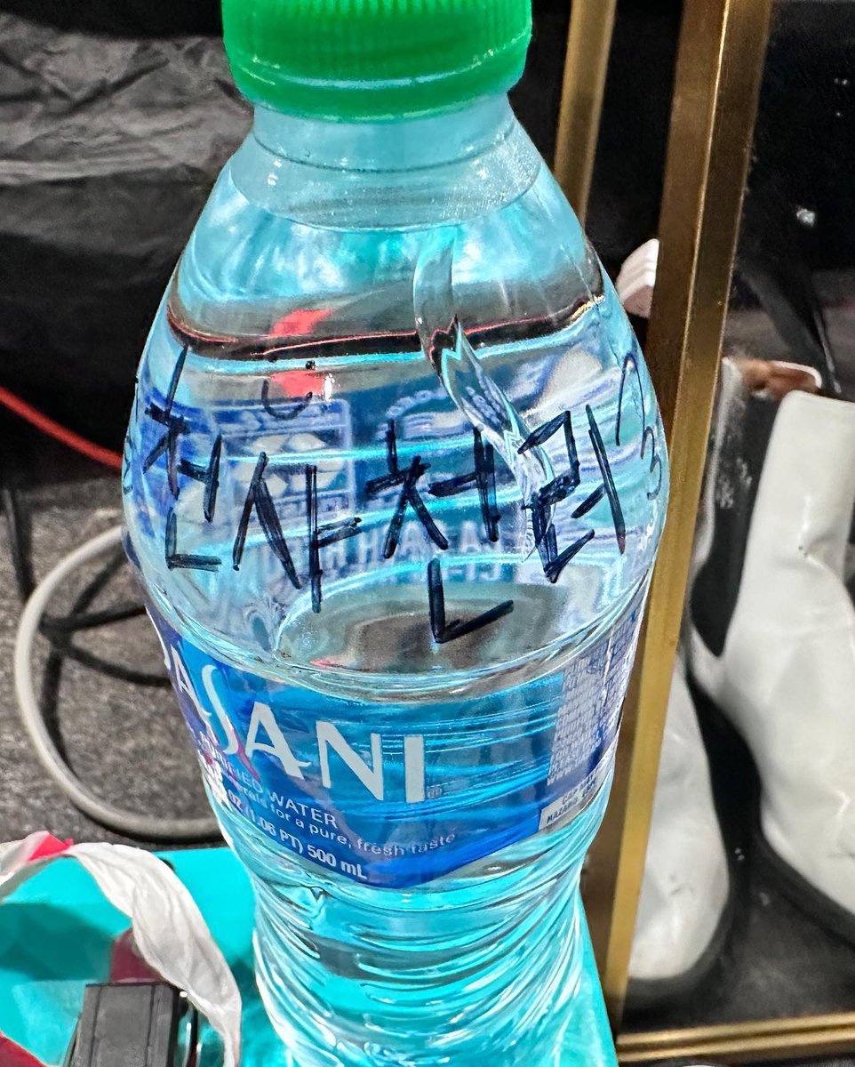 “chenle you ripped out the stage! 👍🏻👍🏻👍🏻”
“chenle the prettiest 👍🏻👍🏻😍😍”
“you do so well! heavenly vocal 🥺🥺”
“angel chenle, even your voice is like an angel 😻”
“angel chenle” 

staffs always love chenle 💗