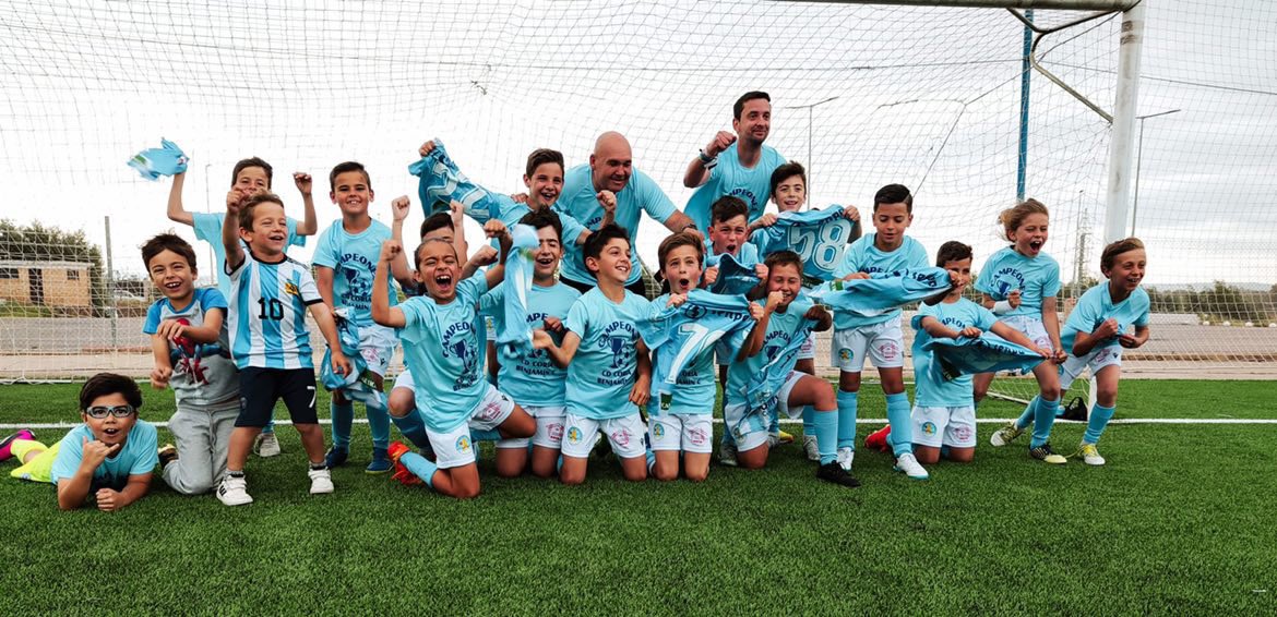 CanteraCDCoria's tweet photo. 🏆 Nuestro Benjamín C se proclama campeón de su grupo de fútbol 8 de la @FedExFutbol tras vencer ayer tarde en #Montehermoso.

🤗 ¡Enhorabuena a todo el equipazo, enhorabuena a nuestros grandes monitores!

📲 #CanteraCeleste https://t.co/2tBSK09dMk