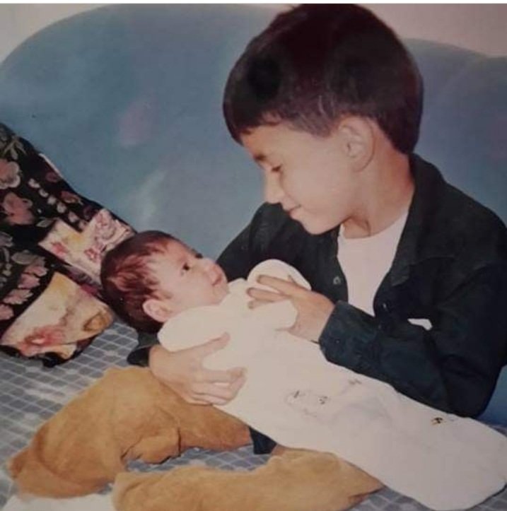 nurtentan2001's tweet photo. Kardeşine nasıl düşkün olduğunu  nasil abilik yaptığını anlatmaya kelimeler yetmez umutulas'ım sizi ayıranlar gün yüzü görmesin.😭😭😭😭#isiaskatilleri# https://t.co/ZqUuKgtJpf