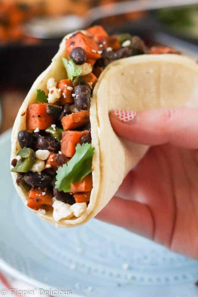 Vegan_with_Love's tweet photo. Roasted sweet potato & black bean tacos! Preheat oven 425F. Cut sweet potatoes into cubes, toss w/olive oil, salt & chili powder. Roast 20-25 mins. Warm black beans. Assemble tacos with corn tortillas, sweet potatoes, black beans, sliced avocado, salsa. #ItsEasy2BVegan #VRecipes https://t.co/LBoYvlXrMt