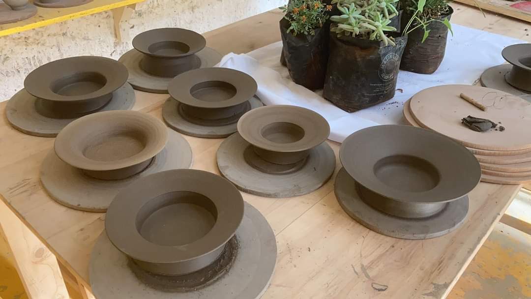 Karey_mwari's tweet photo. There is this dope place in Karen called Imani Ceramics where you make your own tableware. It's quite therapeutic and you get to be as creative as your like and learn some pottery.

Weekends are for hobbies and art https://t.co/PktfNUjYJo