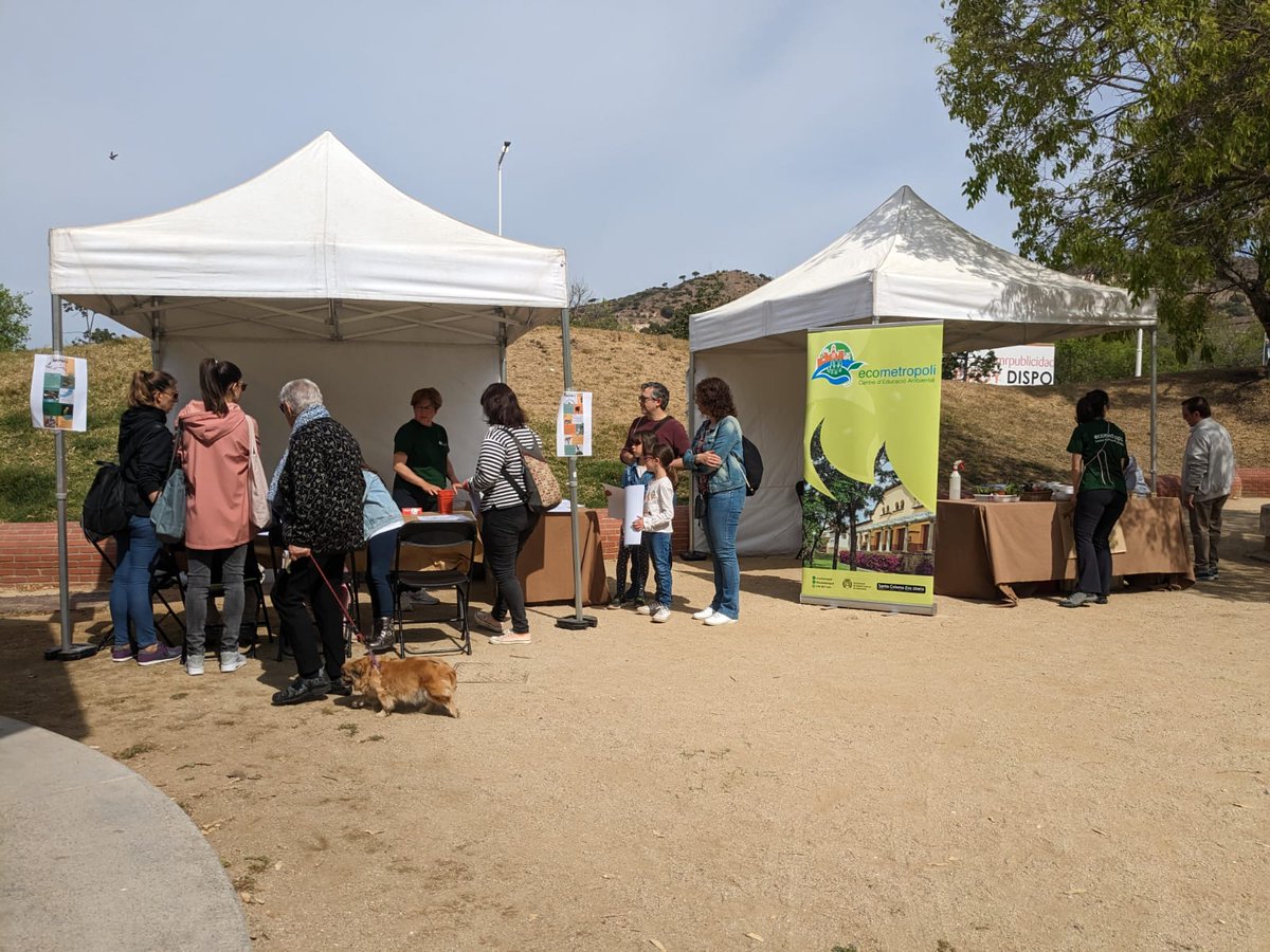 scgramenet's tweet photo. Festa del #diadelaterra aquest matí al parc d'Europa amb tallers mediambientals per a tothom, el vídeo del Blauet del Refugi de la Biodiversitat i una exposició sobre la importància de l'aigua https://t.co/vdVHbdQC5s