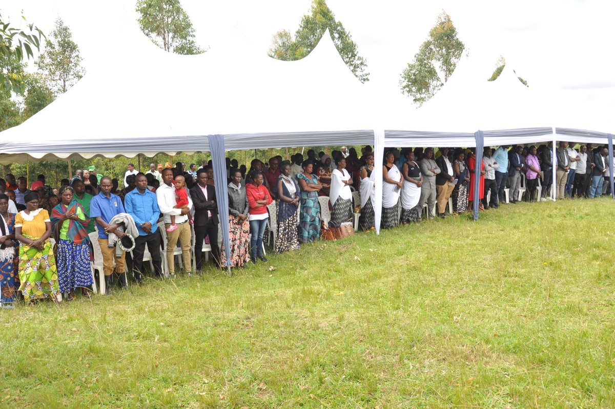 Kamonyi's tweet photo. Ku musozi wa Bibare Akagari ka Bunyonga Umurenge wa Karama, hari kubera igikorwa cyo kwibuka ku nshuro ya 29 Jenoside yakorewe Abatutsi mu 1994. Abayobozi, inshuti n'abavandimwe baje gufata mu mugongo abatuye uyu Murenge, hibukwa Abatutsi biciwe hano i Karama @Unity_MemoryRw https://t.co/9X3Wm2O5cE