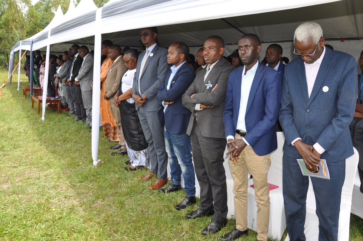 Kamonyi's tweet photo. Ku musozi wa Bibare Akagari ka Bunyonga Umurenge wa Karama, hari kubera igikorwa cyo kwibuka ku nshuro ya 29 Jenoside yakorewe Abatutsi mu 1994. Abayobozi, inshuti n'abavandimwe baje gufata mu mugongo abatuye uyu Murenge, hibukwa Abatutsi biciwe hano i Karama @Unity_MemoryRw https://t.co/9X3Wm2O5cE