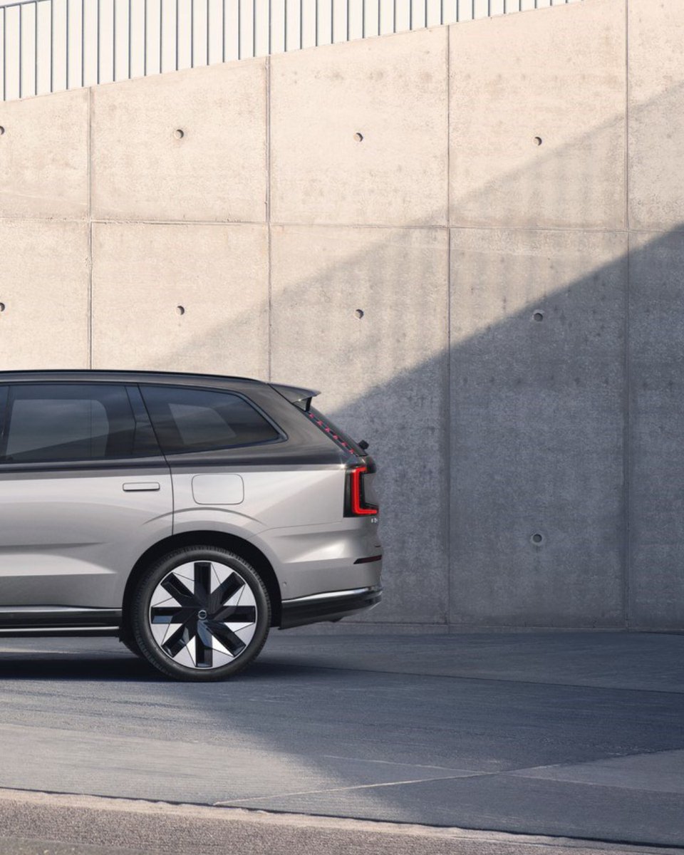 CarWale's tweet image. The #VolvoEX90 Excellence is a step above the standard #EX90. It’s the flagship variant and here’s what it gets:
- Orrefors crystals
- Natural wood on centre console 
- Heated and massaging seats 
- 22-inch forged rims 
- 650km electric range
#CWPhotos