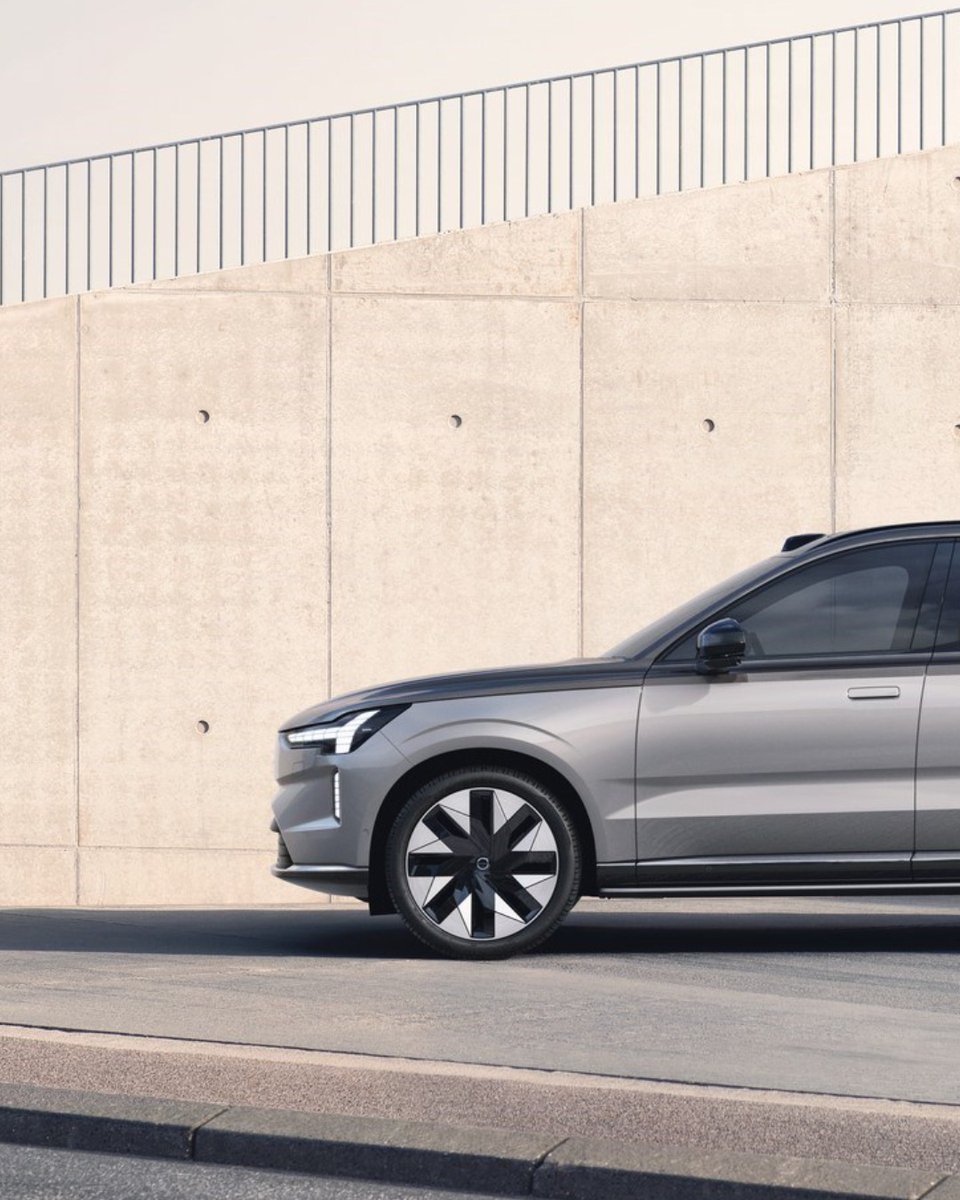 CarWale's tweet image. The #VolvoEX90 Excellence is a step above the standard #EX90. It’s the flagship variant and here’s what it gets:
- Orrefors crystals
- Natural wood on centre console 
- Heated and massaging seats 
- 22-inch forged rims 
- 650km electric range
#CWPhotos