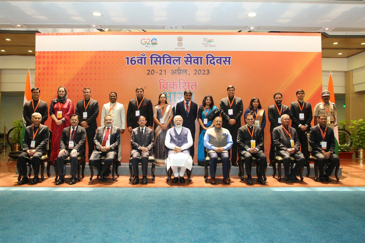 Hon'ble PM Shri @narendramodi Ji with the recipients of PM's Awards for Excellence in Public Administration 2022 on the 16th #CivilServicesDay April 21, 2023 Vigyan Bhawan

#ViksitBharat #PMAwards