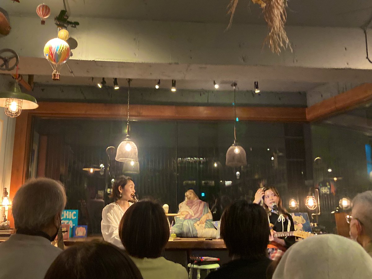 ikebo0623yumiko's tweet photo. 心地よくてあたたかい素敵なライブでした✨️
大好きな  #WORLDBOOKCAFE にて 
 
大比良瑞希さんと大和田慧さんのツーマンライブ🌸*･
 #ダージリン 飲んだ🥤

 #いけぼうアルバム https://t.co/BDWot6sqLi