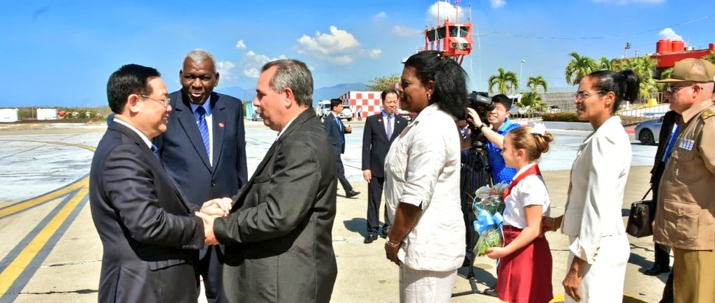 Gob_StgoDeCuba's tweet photo. Los Presidentes de las Asambleas Nacionales de #Cuba y #Vietnam, Esteban Lazo y Vuong Dinh Hue respectivamente, arriban a #SantiagodeCuba por el aeropuerto internacional Antonio Maceo, y son recibidos por @RamnMonte1 y @BeatrizJUrrutia, máximas autoridades de la provincia. https://t.co/mx24JxONa6