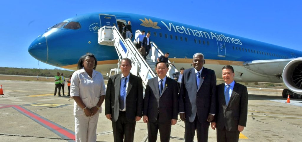 Gob_StgoDeCuba's tweet photo. Los Presidentes de las Asambleas Nacionales de #Cuba y #Vietnam, Esteban Lazo y Vuong Dinh Hue respectivamente, arriban a #SantiagodeCuba por el aeropuerto internacional Antonio Maceo, y son recibidos por @RamnMonte1 y @BeatrizJUrrutia, máximas autoridades de la provincia. https://t.co/mx24JxONa6