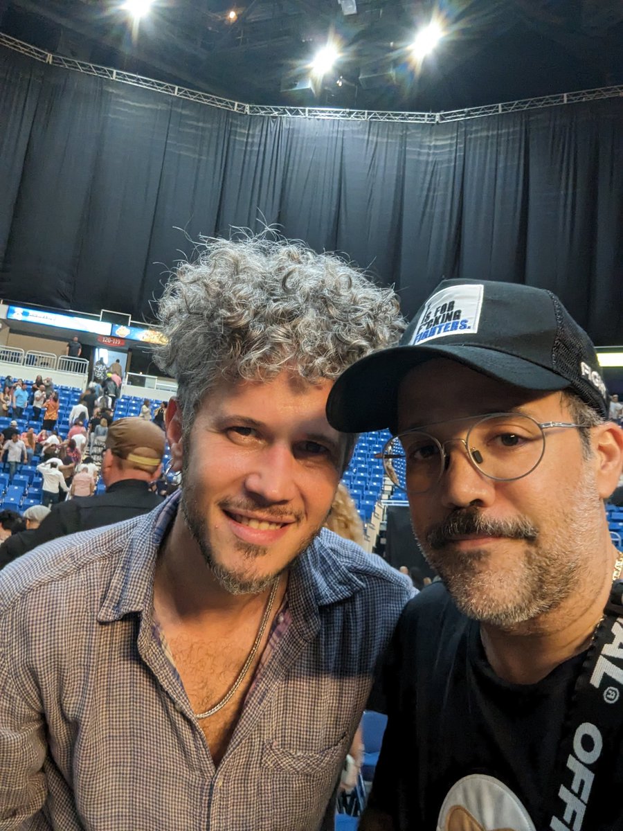 bertodeida's tweet photo. El concert de los @lfcoficial estuvo tranki pero las butacas top. Me encontré a un tal @vicentegarciag y hablamos de #Contracanto un rato. https://t.co/jAwh9w9czO