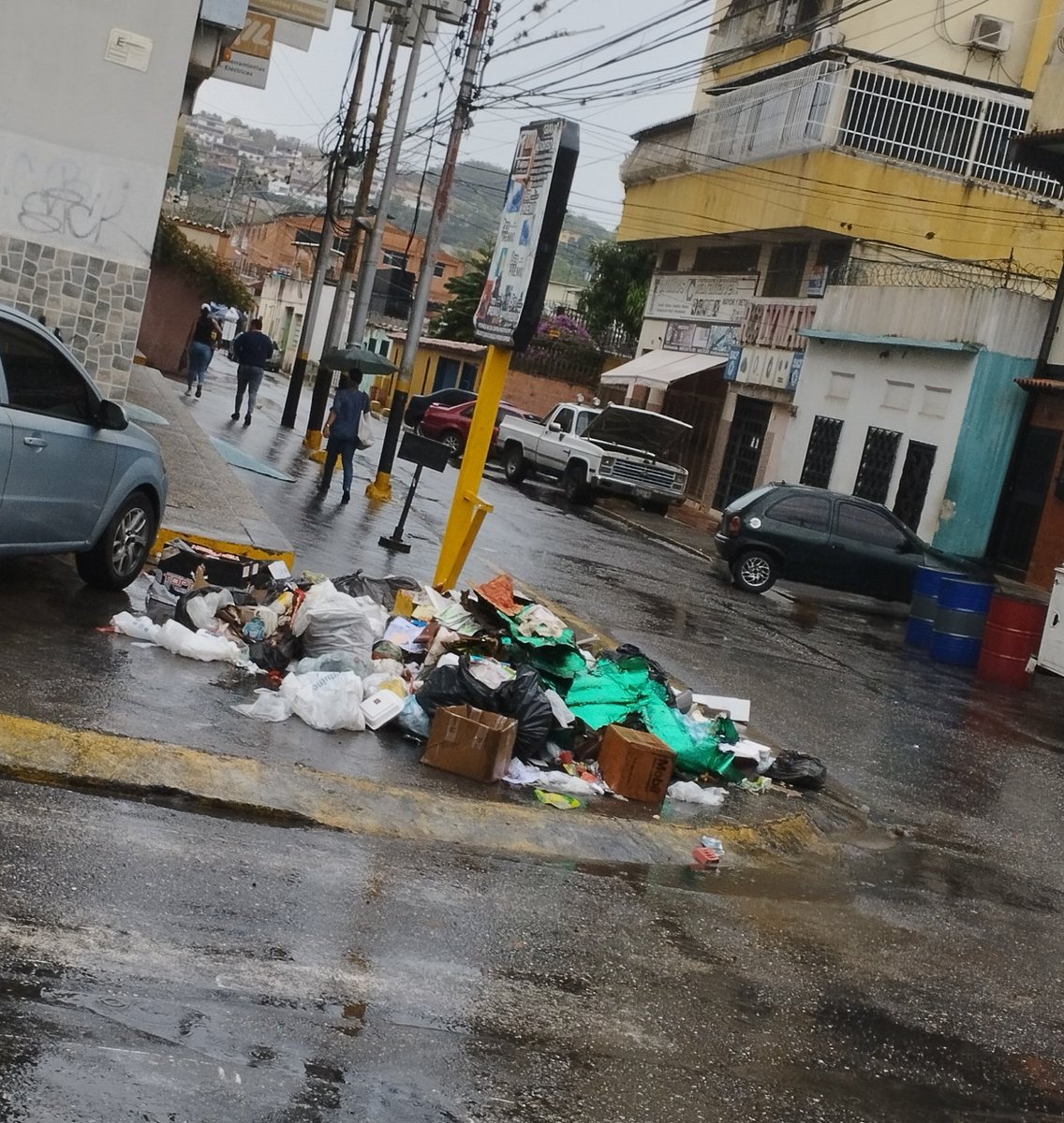 JperezVenezuela's tweet photo. Es inconcebible ir por las calles de #Charallave y ver en cada esquina basureros improvisados y más hoy #22Abril #DiaInternacionaldelaMadreTierra no hay otro planeta donde vivir, tengamos conciencia por nuestra #Venezuela por nuestro #Miranda cuidemos nuestro Planeta 🌎🌳♻️ https://t.co/PrED9njkPH