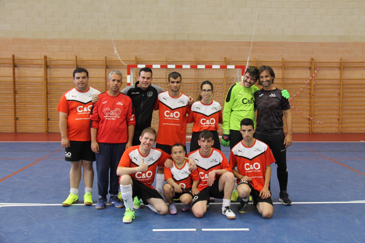 nohaylimiteyecl's tweet photo. Poco público en esto del deporte adaptado ,pero muchas ilusiones ,sueños y disfrute del mejor deporte en estado puro.
Nuestros chicos sacaron el partido adelante por un 8-2 contra los amigos de Lorca .
#yecla
#fedemips https://t.co/Q6L0heEk6V