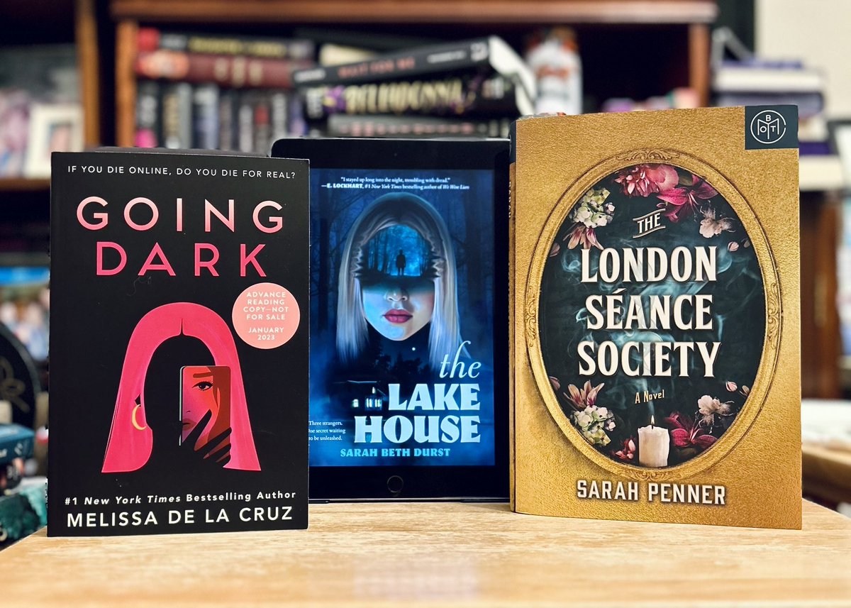 📖My last read was Going Dark by @MelissadelaCruz which I gave a big ⭐️⭐️⭐️⭐️⭐️
📖My current read is The Lake House by @sarahbethdurst which is so good!
📖My next read will be The London Séance Society by @sl_penner which I’m really excited to read!