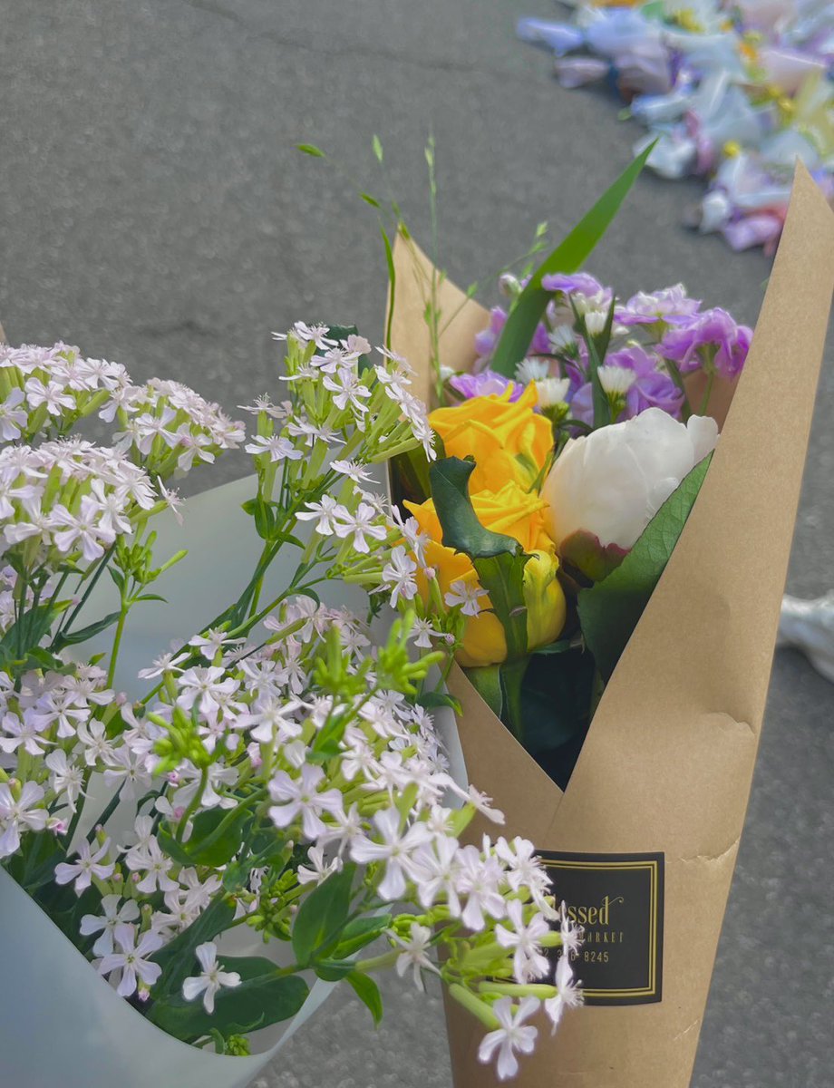 moonbinfirehot's tweet photo. 빈이 만나러 갔다왔어요
생각보다 더 슬펐는데 쏟아내고 오니 마음이 한결 편해졌어요
포근한 꽃향기가 아직도 아른거리는 것 같아요

로하들, 저희들은 빈이의 추억이잖아요 
항상 그래왔듯 부서지지 말고 내일을 향해 오늘을 살아가요 우리🙂
#문빈_가수해줘서_고마워 https://t.co/R2JZcIUL71