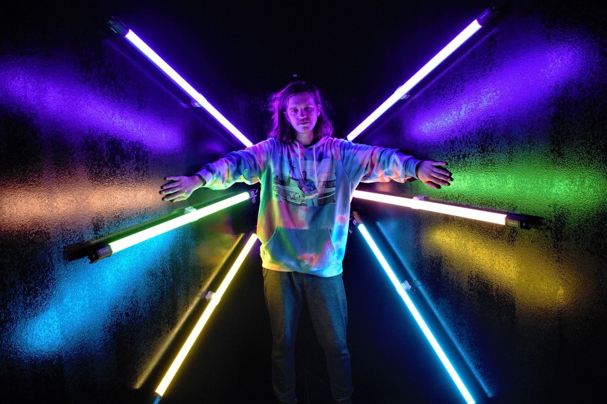 SKRnetwork's tweet photo. The LIVE MUSIC REVIEW SHOW is still happening today!

Also we are doing a live podcast panel with @INSMNC2 , @switchitup93 , @Ryanrexwrex and more !

What a cool SATURDAY! Don't stay disconnected and pick up your phone to tune ! 

Do you feel my energy from this picture? https://t.co/S7rjQWnw8N