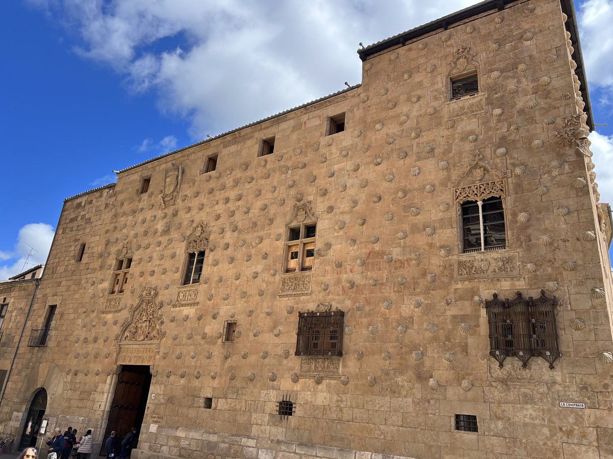 Contentos de estar en Salamanca, mañana completa visitando monumentos emblemáticos como: Casa de las Conchas, Edificio Histórico de la Universidad, Cielo de Salamanca y más. <a href="/tdsalamanca/">Turismo de Salamanca</a>  #Salamanca #Salamanca_turismo
