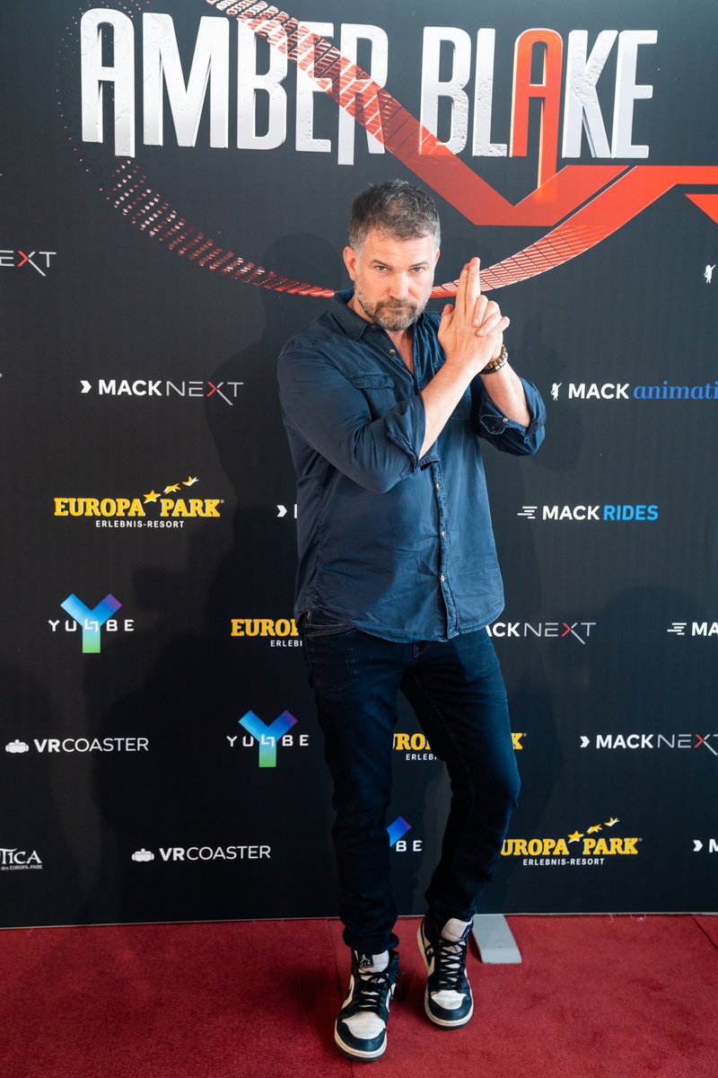 ep_sprecher's tweet photo. Gestern fand die große Premiere der neuen #VR Experience #AmberBlake Operation Dragonfly in @yullbe_official statt. Viele prominente Gäste wie @jadelagardere, @alenagerber, @SimonBoerActor konnten in die neue PRO Experience im Rahmen eines fulminanten Launch Events eintauchen. https://t.co/nMocTRmlqt