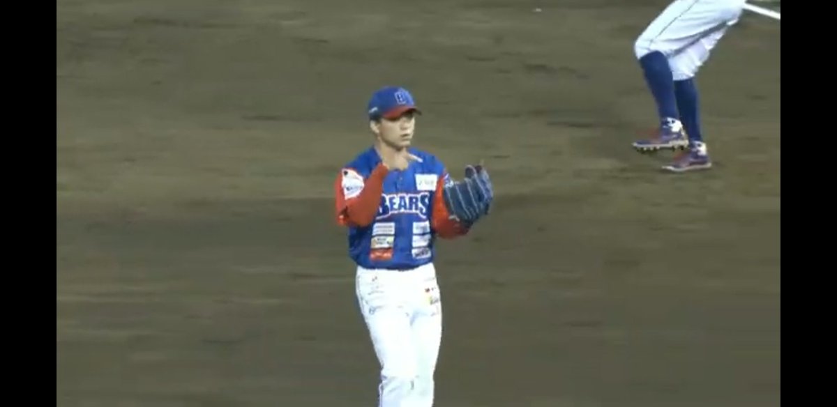 TRA18dera's tweet photo. 4月20日ソフトバンクホークス戦
2回に目で追えない速さのピッチャーゴロを綺麗にさばいてアウトにする。

小野寺『このグローブが良すぎる、グローブと西崎監督のノックのおかげ』
#Wink
#グラブを育てる
@winkofficial8 https://t.co/xwWGqpWqtq