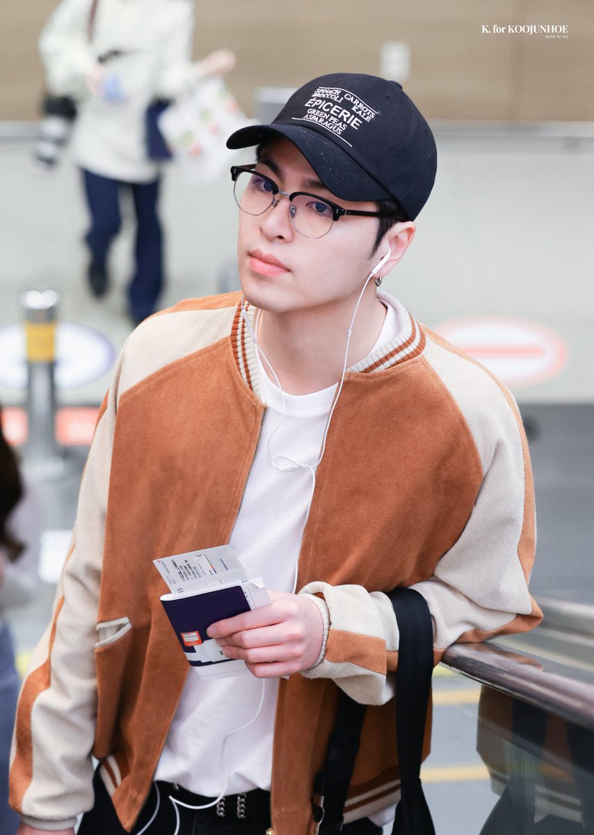 HOURLYJUNHOE's tweet photo. Koo Junhoe with glasses and hat 🤩

@tkwpcnfak #iKON #JUNHOE #구준회 #ジュネ #具晙会 https://t.co/Smet9lxkty
