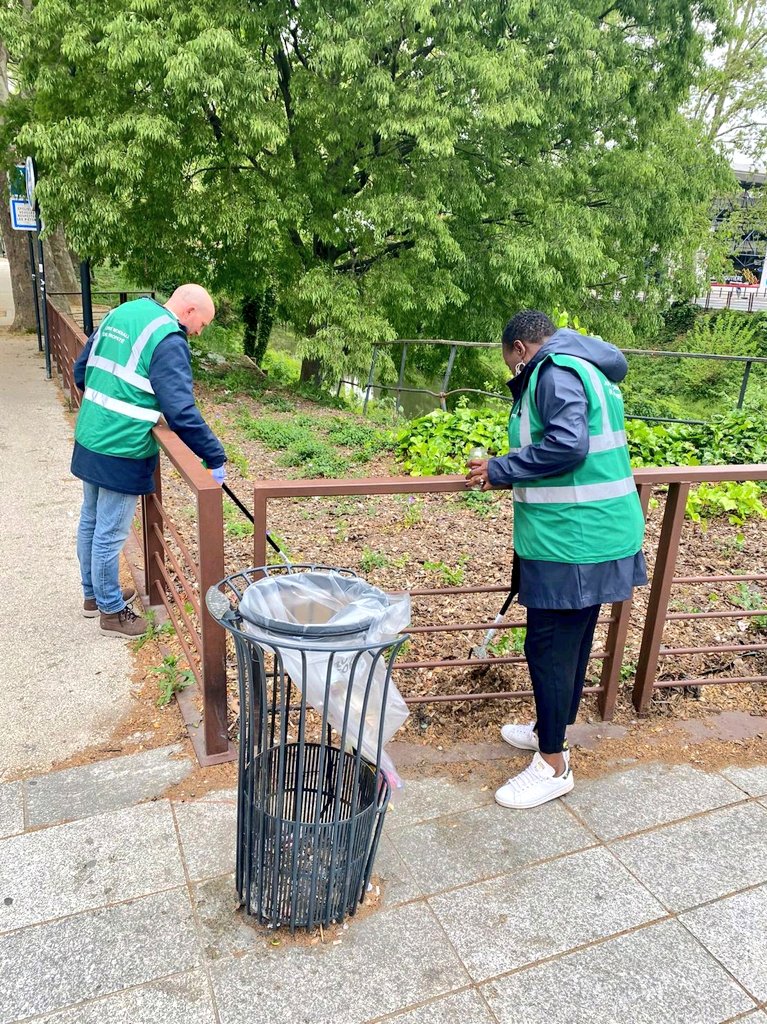 misiak_nicolas's tweet photo. Ce matin, opération citoyenne de ramassage de mégots devant la gare avec ma college @GnadangO. 
Un mégot par terre, c'est un mégot dans la mer ! 🚬🐟
Ce geste inutile, c'est 68€ d'amende. 
+10 000 PV en 2022 par la BCI Brigade Contre les Incivilités. 
@Toulouse +propre https://t.co/ZhZk6W5A4e