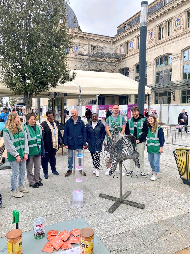 misiak_nicolas's tweet photo. Ce matin, opération citoyenne de ramassage de mégots devant la gare avec ma college @GnadangO. 
Un mégot par terre, c'est un mégot dans la mer ! 🚬🐟
Ce geste inutile, c'est 68€ d'amende. 
+10 000 PV en 2022 par la BCI Brigade Contre les Incivilités. 
@Toulouse +propre https://t.co/ZhZk6W5A4e