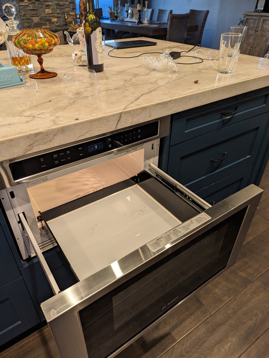 Tadra77's tweet photo. Love from the kiddos in it's purest form.... 1 second left on the open microwave to avoid loud beeps and noises at whatever ungodly time they were making food last night. ❤️ https://t.co/406N93NEcn