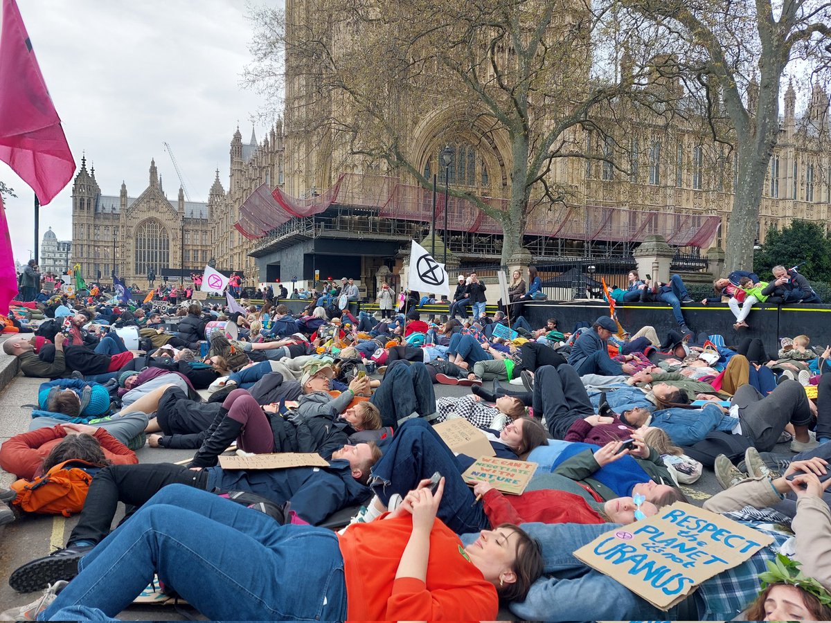 XRLondon's tweet photo. Every single person makes us collectively more powerful, and makes our voices harder for governments &amp; companies to ignore
#UniteToSurvive
#ClimateActionNow
#EndFossilFuels https://t.co/fEBM2VXbIv