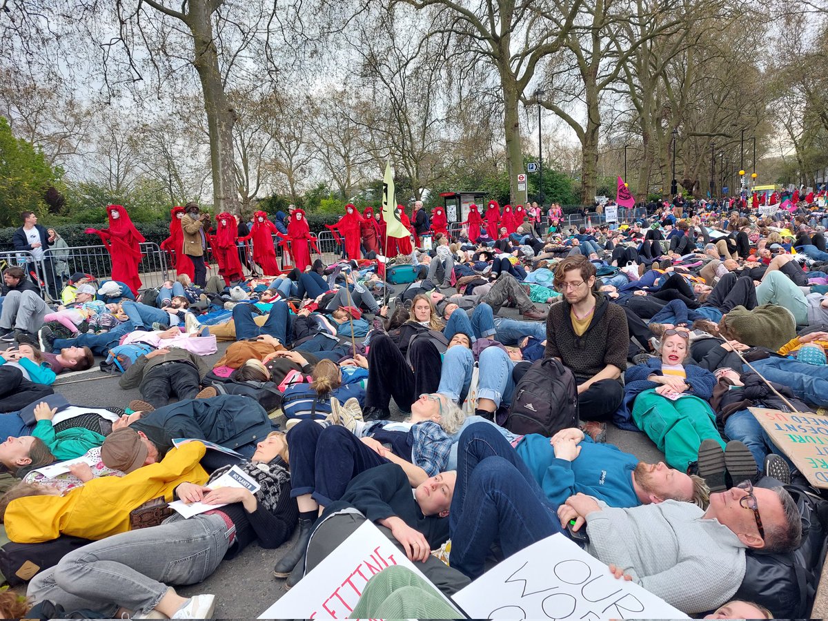 XRLondon's tweet photo. Every single person makes us collectively more powerful, and makes our voices harder for governments &amp; companies to ignore
#UniteToSurvive
#ClimateActionNow
#EndFossilFuels https://t.co/fEBM2VXbIv