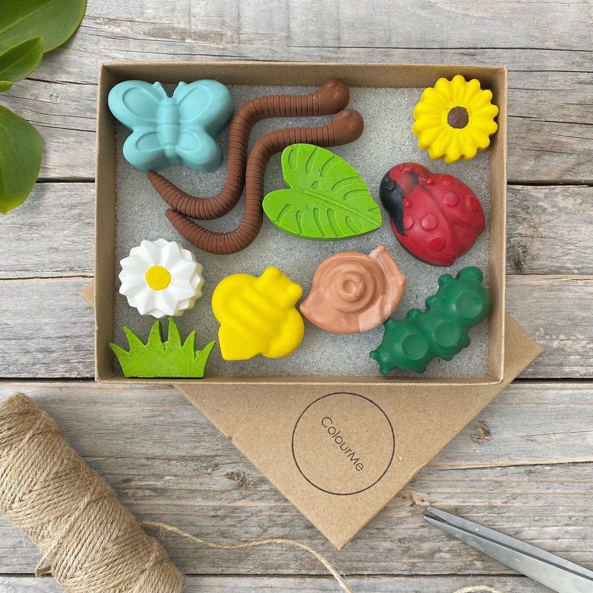ColourmeLincoln's tweet photo. Looking for gift ideas for little ones who love the outdoors - our ColourMe ‘Mini Beast’ crayon set is perfect for little hands 🐛🌿 https://t.co/uzLG8EDuKb 
.
#waxcrayons #crayons #colourmelincoln #smallbusiness https://t.co/XmKW6R3TcC
