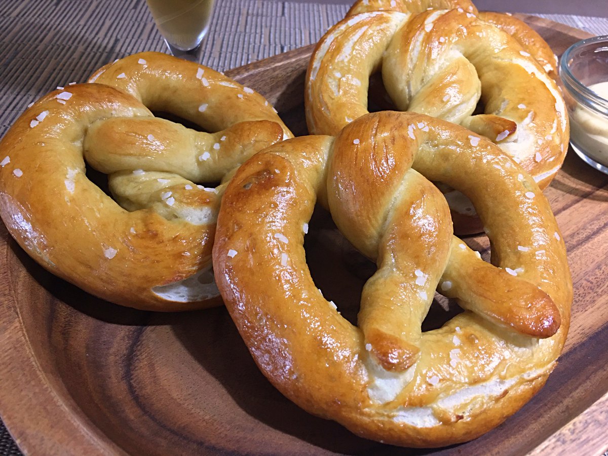 clubfoody1's tweet image. Today is National #PretzelDay
Homemade Pretzel... what a great snack to have with mustard and beer! 😋🥨🍺

#YouTube 📽️: youtu.be/Wnsh8jL1G-s
#RECIPE ➡️: clubfoody.com/cf-recipes/hom…

@EventGuideToday @DiningGuide2Day